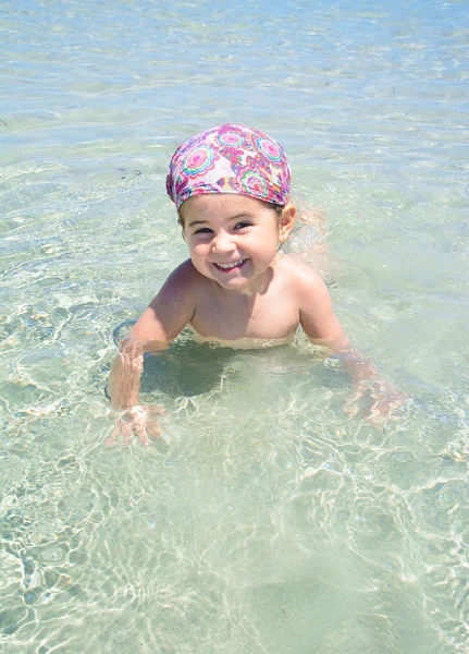 Niña en el mar —  Fotos de Stock