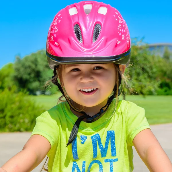 Menina com capacete de bicicleta — Fotografia de Stock