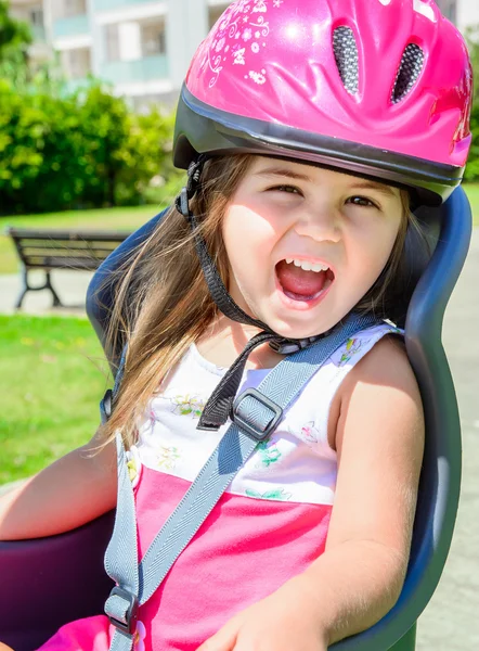 Niña con casco de bicicleta — Foto de Stock