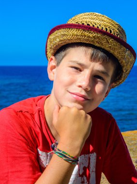 Çocuk deniz kenarında