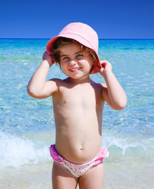 plajda küçük kız