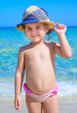 Denizde küçük kız