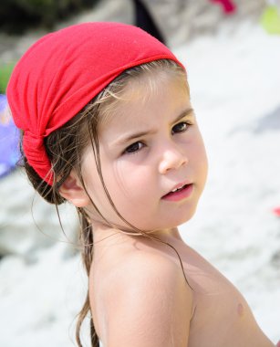 plajda küçük kız