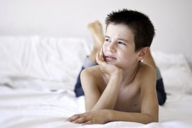 küçük çocuk yatağa atma