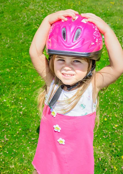 Dívka na sobě cyklistická přilba — Stock fotografie