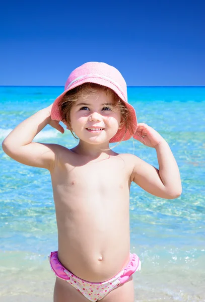 Kleines Mädchen am Strand — Stockfoto