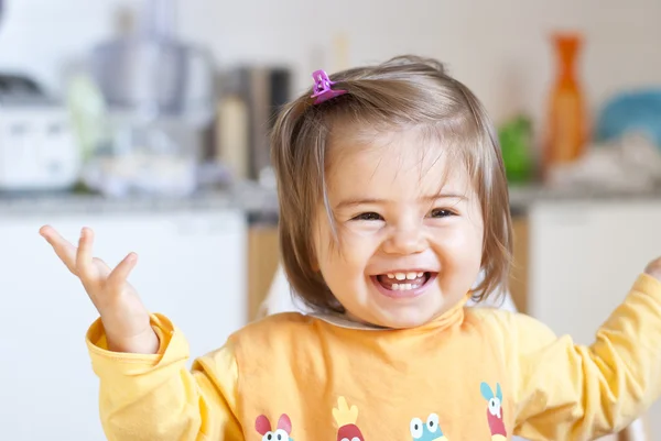 Sevimli kız gülüyor