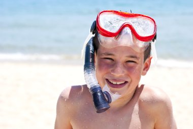 Maske çocukla denizde