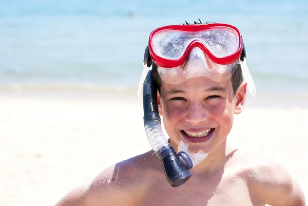 Jongen op zee met masker — Stockfoto