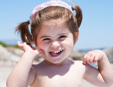 küçük kız gülümseyerek