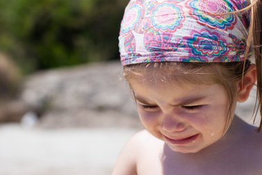 Kumsalda ağlayan kız