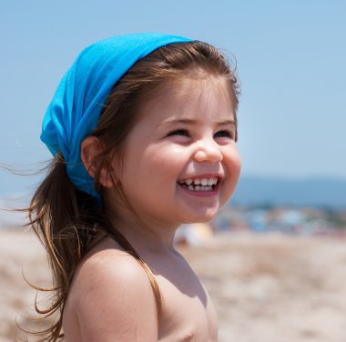 küçük kız gülümseyerek