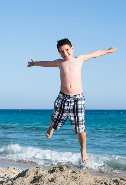 Junge springt am Strand — Stockfoto