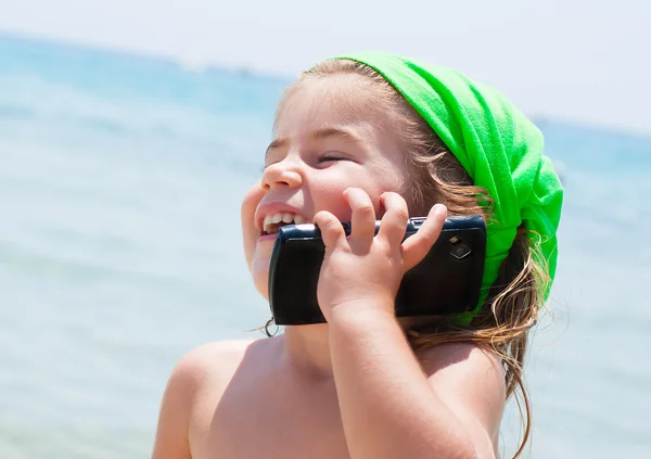 Kız telefonda konuşuyor.