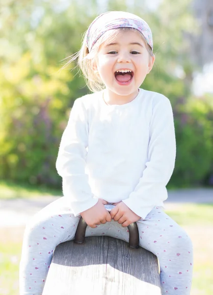 Ragazza che gioca nel parco giochi — Foto Stock