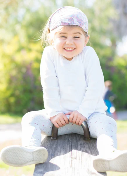 Ragazza che gioca nel parco giochi — Foto Stock