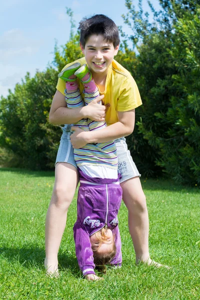 Fratello e sorella divertirsi — Foto Stock