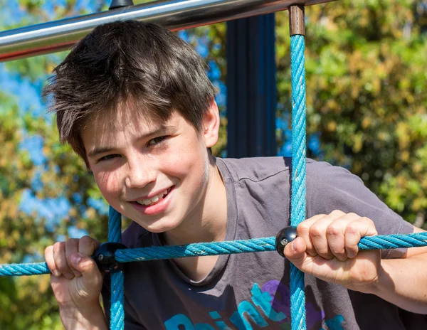 Junge spielt auf Spielplatz — Stockfoto