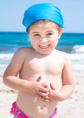 küçük kız gülümseyerek