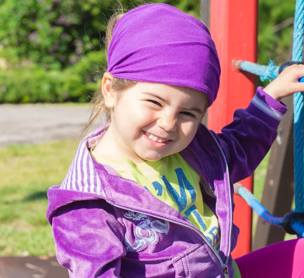 Mädchen spielt auf Spielplatz — Stockfoto