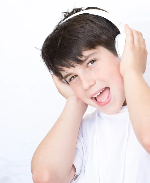 Menino ouvindo música — Fotografia de Stock