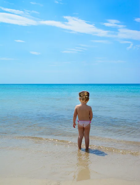 Petite fille debout — Photo