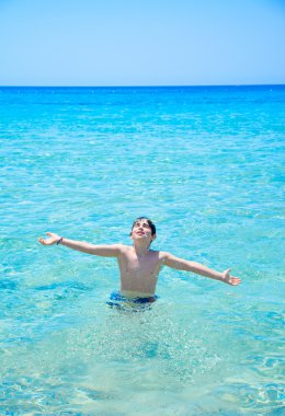 küçük çocuk ayakta