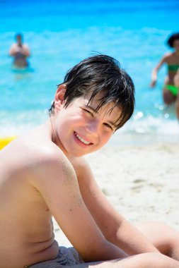 Küçük çocuk oturuyor.