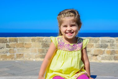 küçük kız gülümseyerek