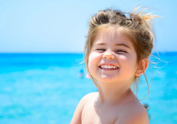 Μικρό κορίτσι χαμογελά — Φωτογραφία Αρχείου