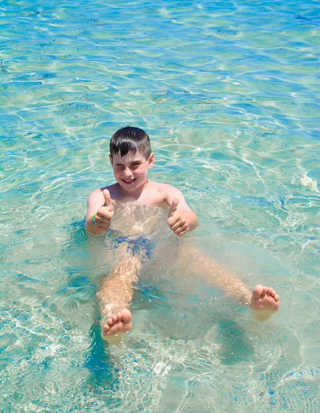 Garçon assis dans l'eau — Photo