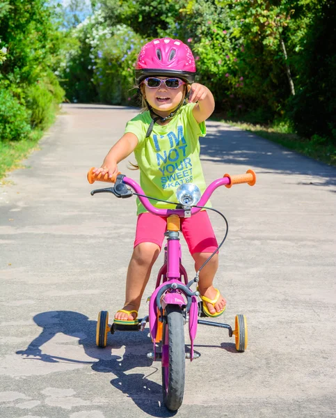 Kleines Mädchen reitet — Stockfoto