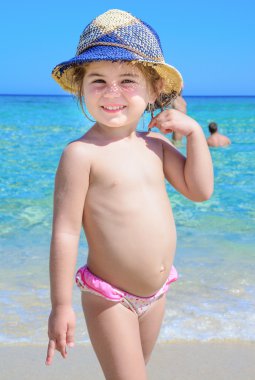 küçük kız giyiyor şapka