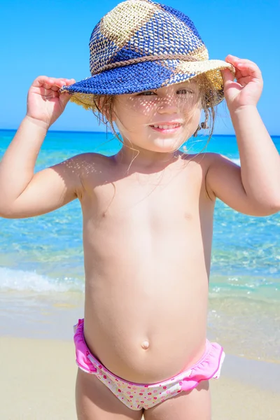 Niña usando sombrero — Foto de Stock