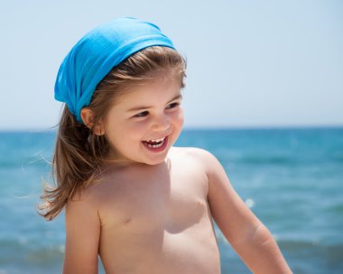 küçük kız gülümseyerek