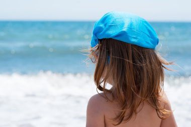 küçük kız ayakta