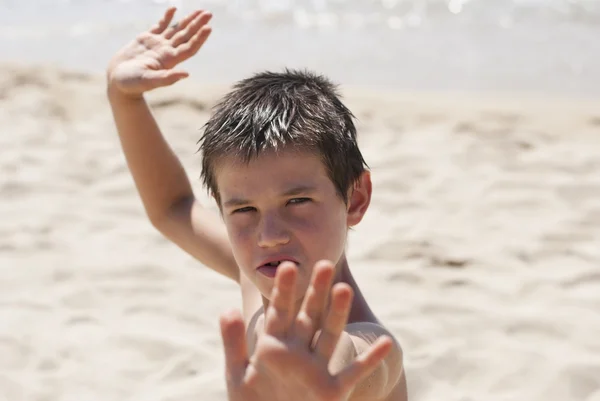 Garçon debout sur la plage — Photo