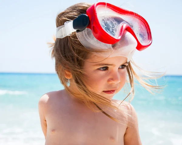 Maskeli küçük kız