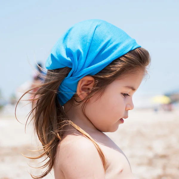 küçük kız ayakta