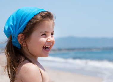 küçük kız gülümseyerek