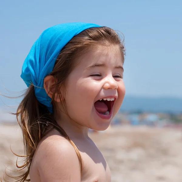 Bambina con la bocca aperta — Foto Stock