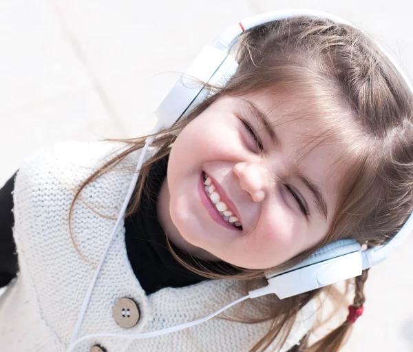 Girl listening to music — Stock Photo, Image