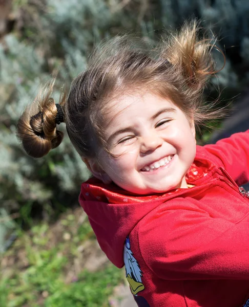 Girl smiling  in park — Stock Photo, Image