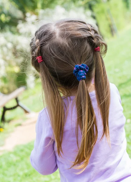 Ragazza in piedi nel parco — Foto Stock