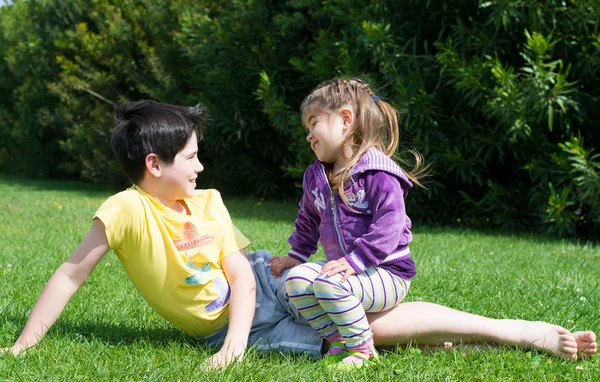 Hermano y hermana sentados — Foto de Stock