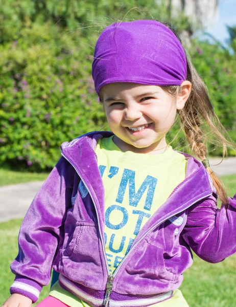 Girl smiling  in park — Stock Photo, Image