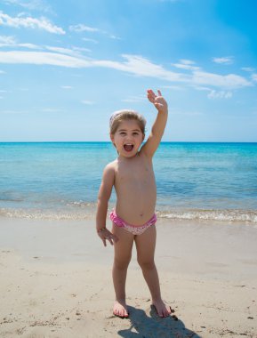 Eller yukarıda kızla