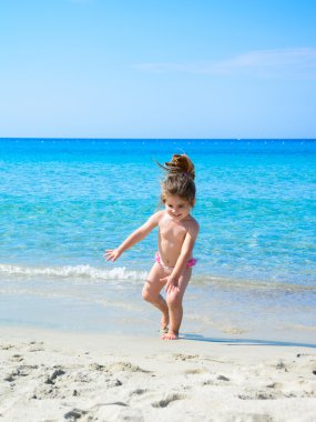 Küçük kız koşuyor