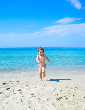 Küçük kız koşuyor