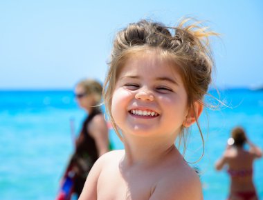 Kumsalda gülümseyen kız